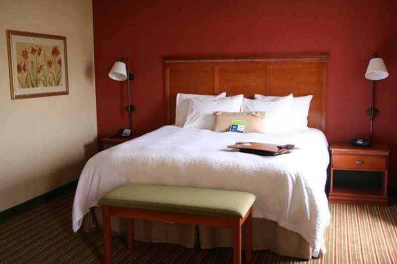 Hampton Inn & Suites Chicago - Libertyville Room photo
